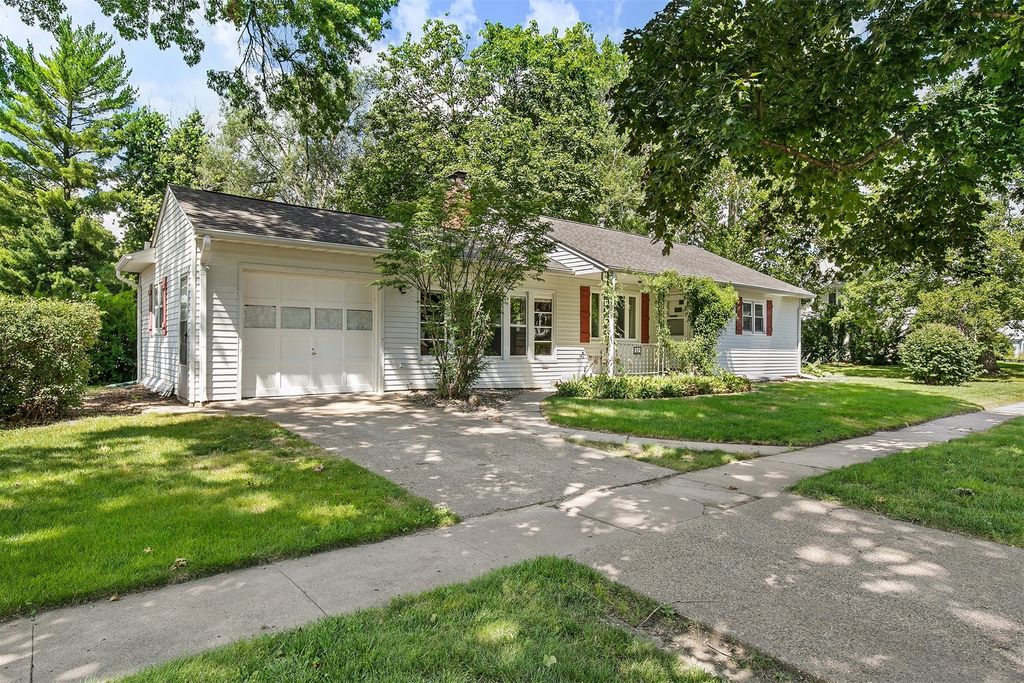 202 S 7th Avenue, Winterset, IA 50273