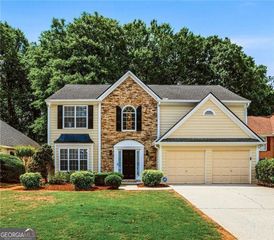 1075 Hidden Pond Lane, Roswell, GA 30075