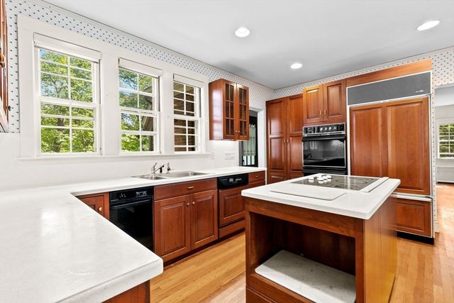25 Hundreds Cir, Wellesley, MA 02481