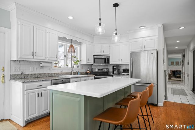 117 North Saddle Ridge, Simsbury, CT 06092