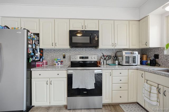 21525 Downing Street, Saint Clair Shores, MI 48080