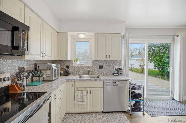 21525 Downing Street, Saint Clair Shores, MI 48080