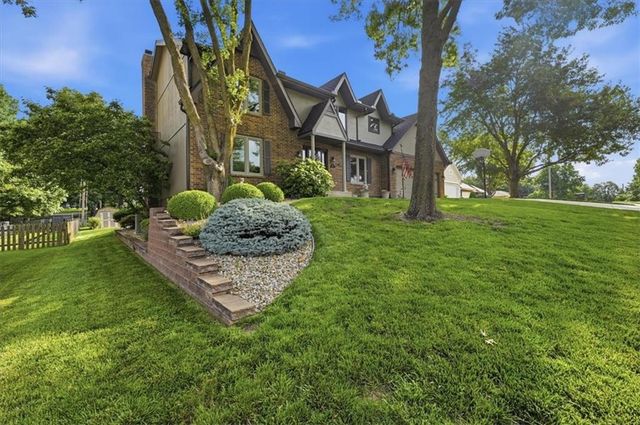 1208 Tanglewood Street, Leavenworth, KS 66048