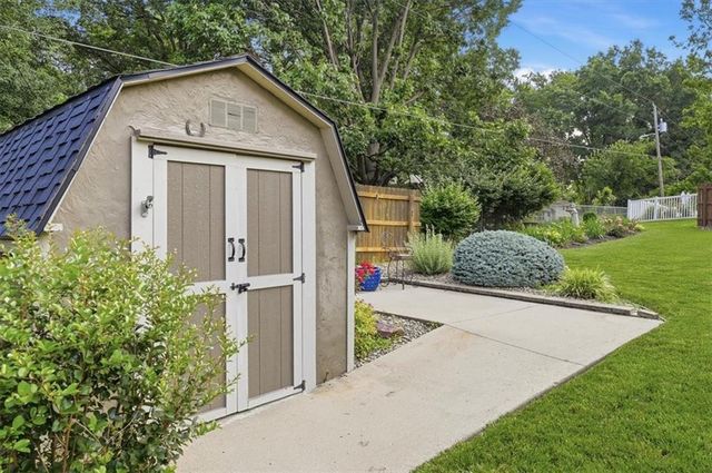 1208 Tanglewood Street, Leavenworth, KS 66048
