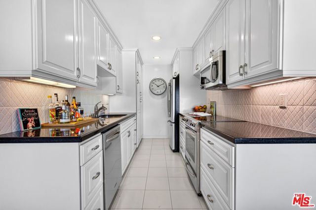 612 S Barrington Avenue 417, Los Angeles, CA 90049
