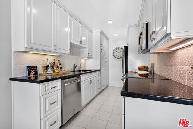 612 S Barrington Avenue 417, Los Angeles, CA 90049