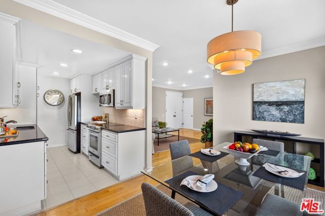 612 S Barrington Avenue 417, Los Angeles, CA 90049