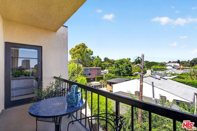 612 S Barrington Avenue 417, Los Angeles, CA 90049