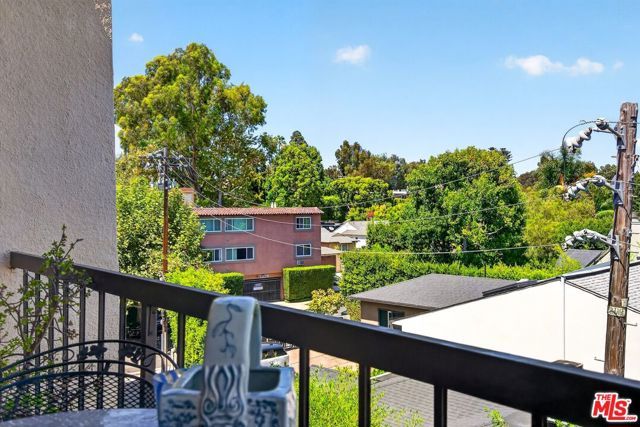 612 S Barrington Avenue 417, Los Angeles, CA 90049