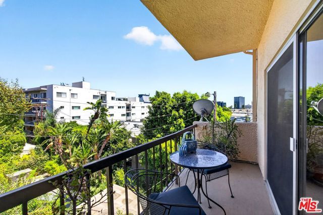 612 S Barrington Avenue 417, Los Angeles, CA 90049