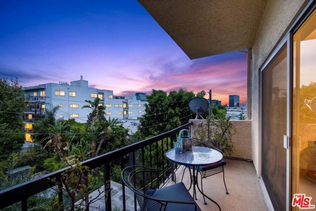 612 S Barrington Avenue 417, Los Angeles, CA 90049