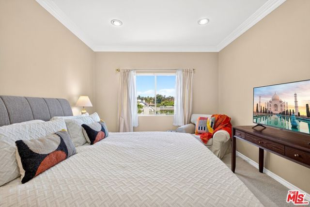 612 S Barrington Avenue 417, Los Angeles, CA 90049