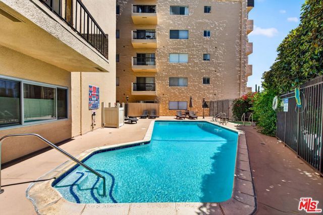 612 S Barrington Avenue 417, Los Angeles, CA 90049