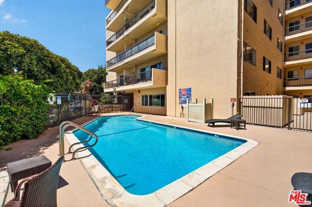 612 S Barrington Avenue 417, Los Angeles, CA 90049