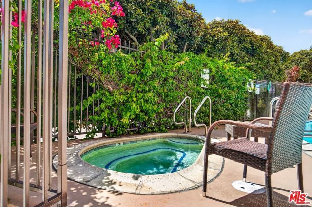 612 S Barrington Avenue 417, Los Angeles, CA 90049