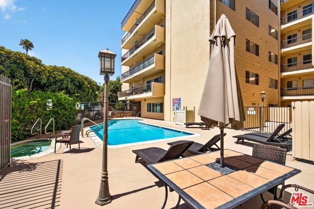 612 S Barrington Avenue 417, Los Angeles, CA 90049