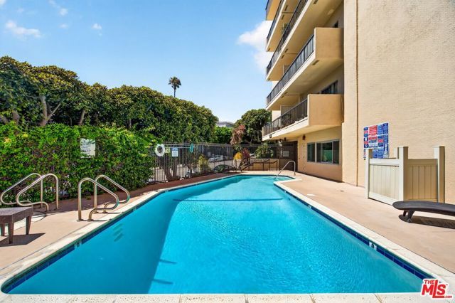 612 S Barrington Avenue 417, Los Angeles, CA 90049
