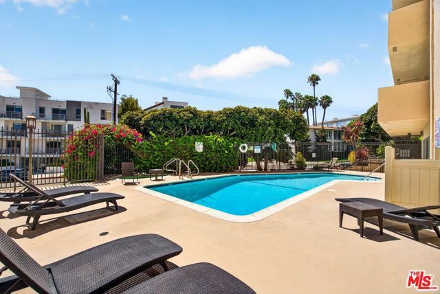 612 S Barrington Avenue 417, Los Angeles, CA 90049