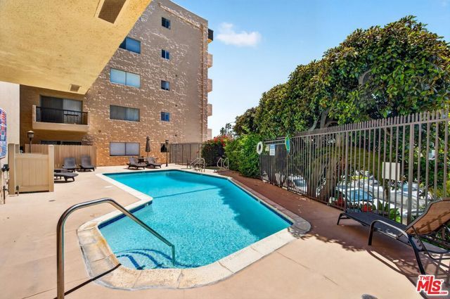 612 S Barrington Avenue 417, Los Angeles, CA 90049