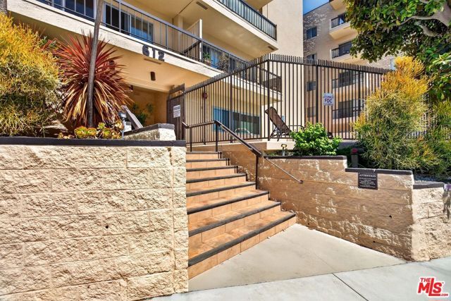 612 S Barrington Avenue 417, Los Angeles, CA 90049