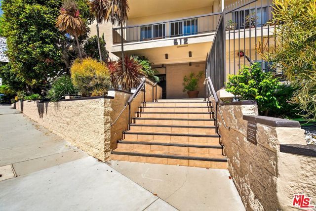 612 S Barrington Avenue 417, Los Angeles, CA 90049