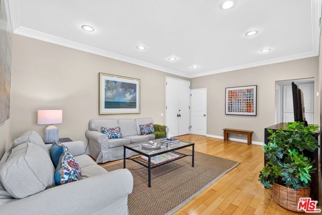 612 S Barrington Avenue 417, Los Angeles, CA 90049