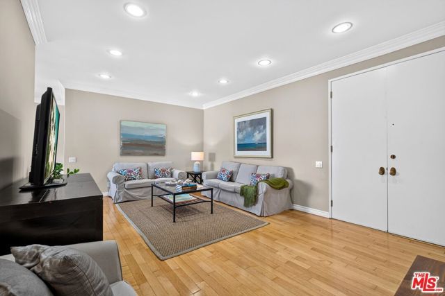 612 S Barrington Avenue 417, Los Angeles, CA 90049