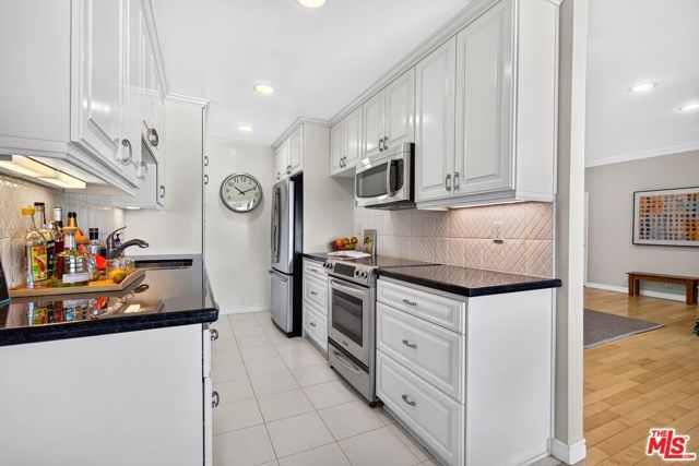 612 S Barrington Avenue 417, Los Angeles, CA 90049