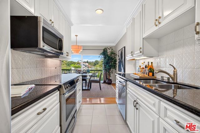 612 S Barrington Avenue 417, Los Angeles, CA 90049