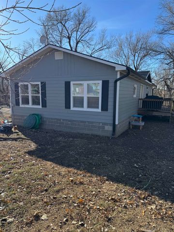 1693 Ottawa Rd, Salina, KS 67401