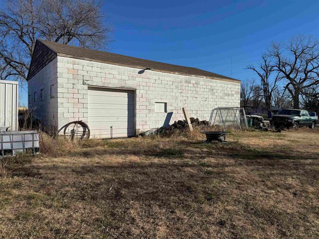 1693 Ottawa Rd, Salina, KS 67401