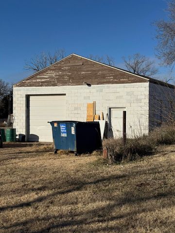 1693 Ottawa Rd, Salina, KS 67401