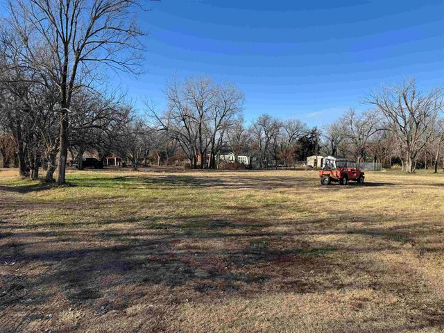 1693 Ottawa Rd, Salina, KS 67401