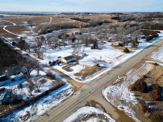 1693 Ottawa Rd, Salina, KS 67401