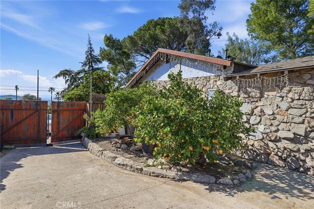 10418 Samoa Avenue, Tujunga, CA 91042