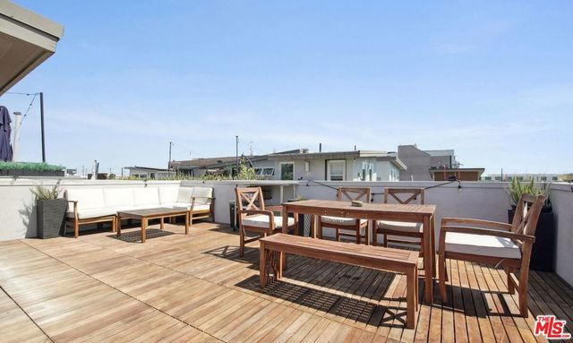 1156 N Orange Drive, Hollywood, CA 90038