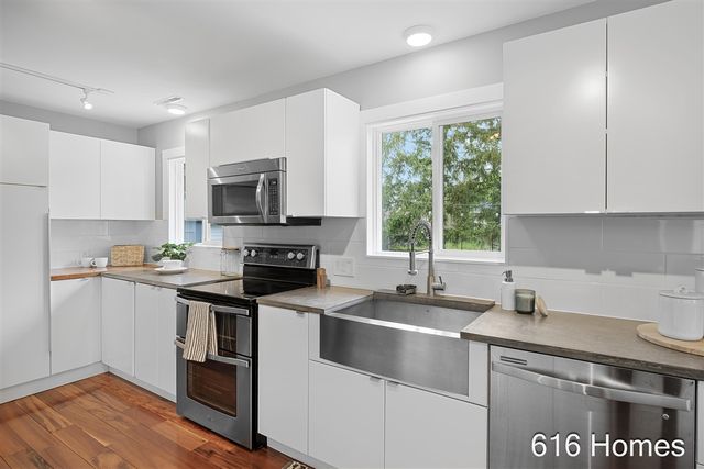 124 Loch Lomond Avenue, Grand Rapids, MI 49546