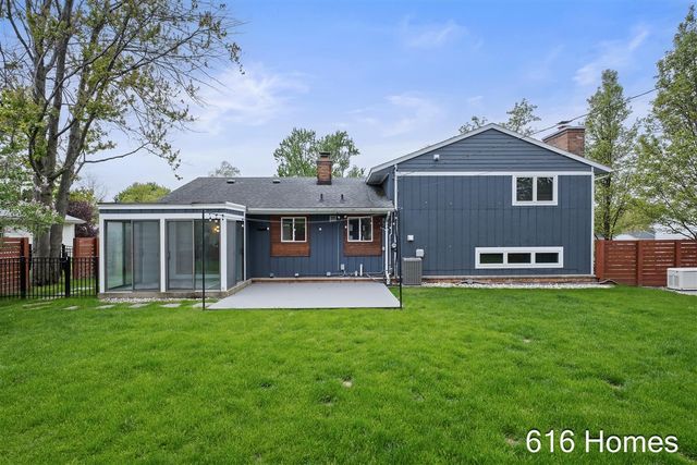 124 Loch Lomond Avenue, Grand Rapids, MI 49546