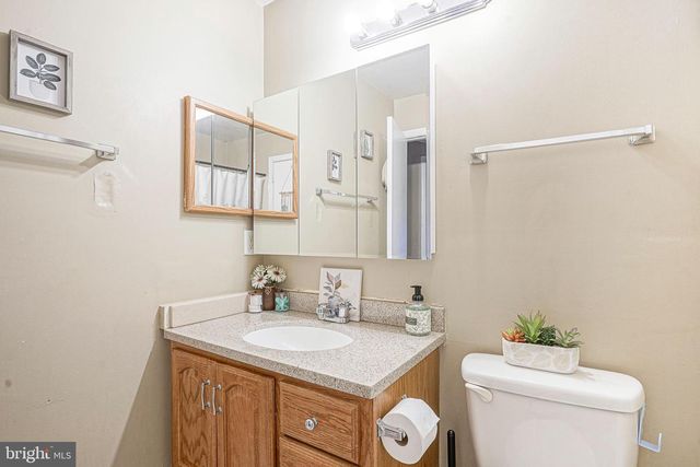 2402-B SEDGEFIELD DR, Mount Laurel, NJ 08054