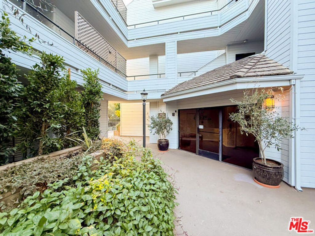 13331 Moorpark Street 233, Sherman Oaks, CA 91423
