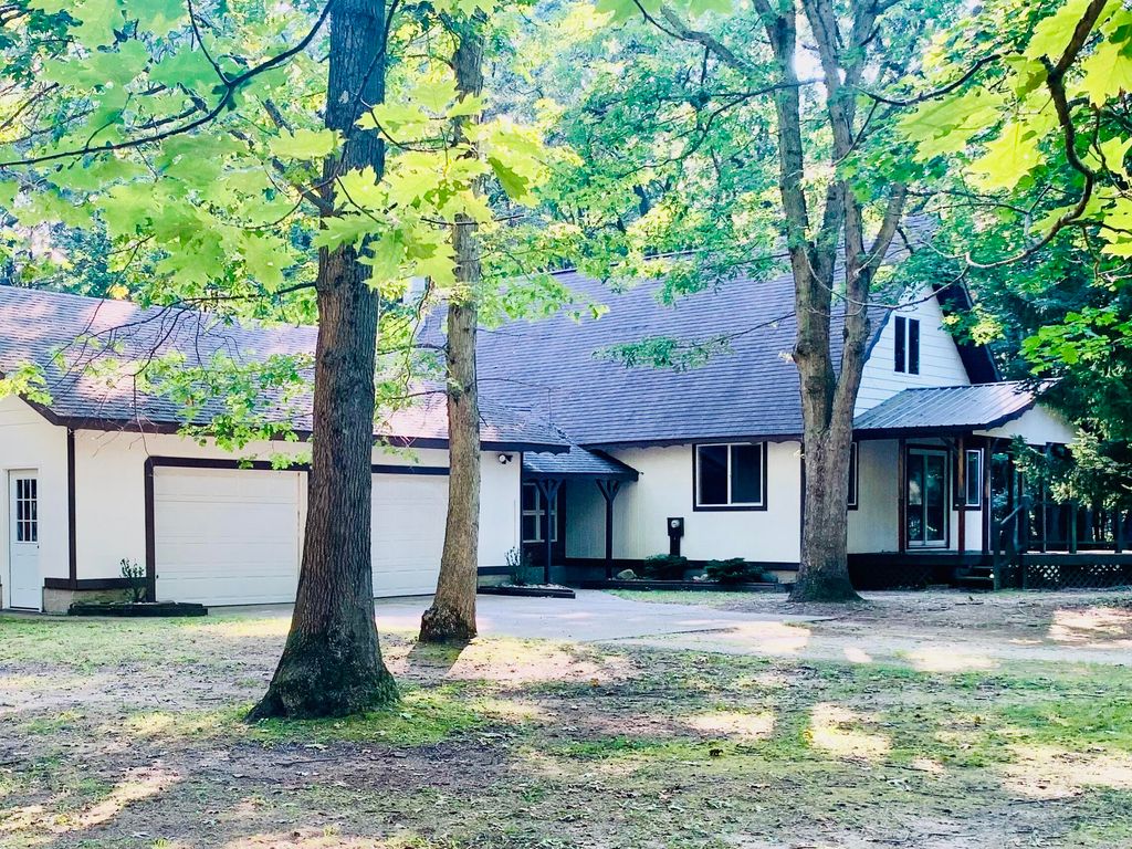 711 Division Street, Eastlake, MI 49626