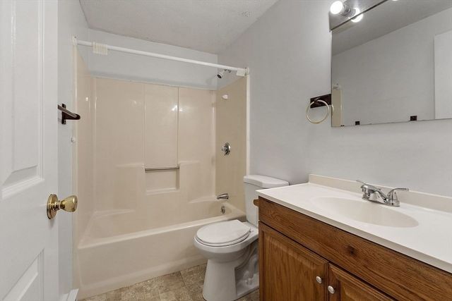 68 Olde Colonial Dr 6, Gardner, MA 01440