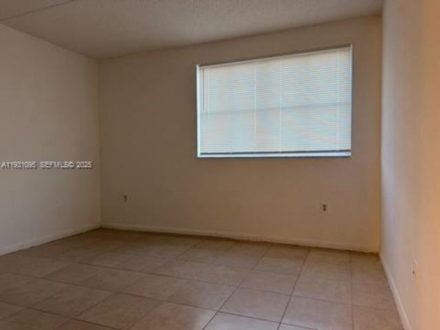 6115 NW 186th St 312, Hialeah, FL 33015