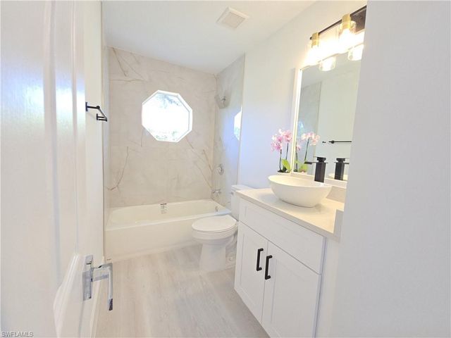 687 Grove DR, Naples, FL 34120