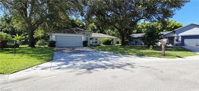 687 Grove DR, Naples, FL 34120