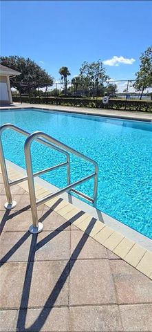 687 Grove DR, Naples, FL 34120