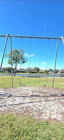 687 Grove DR, Naples, FL 34120