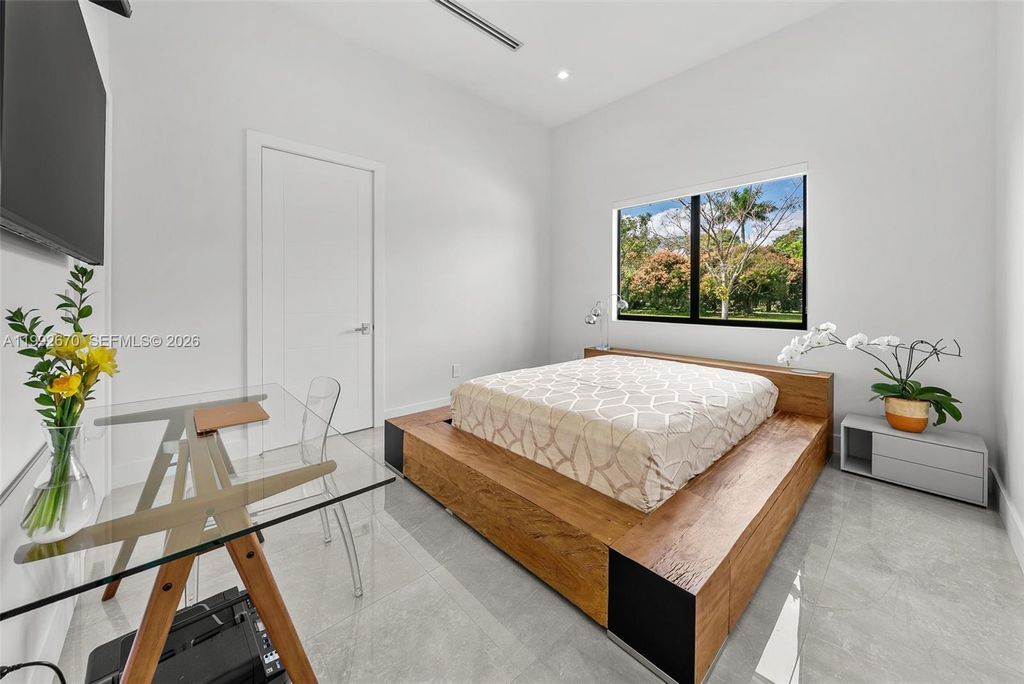 Image 17 of property listing at 17950 SW 192nd St, Miami, FL 33187