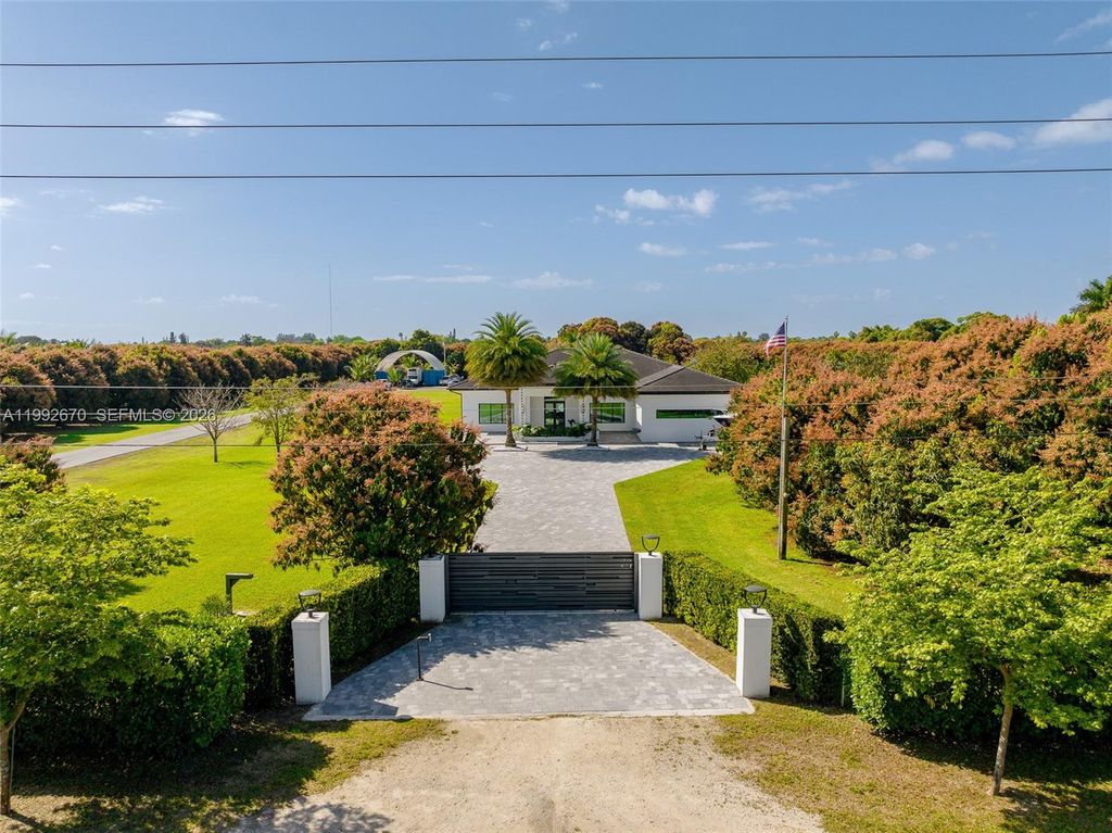 Image 4 of property listing at 17950 SW 192nd St, Miami, FL 33187