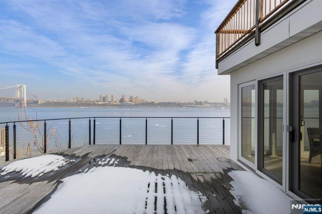 27 Shore Road, Edgewater, NJ 07020